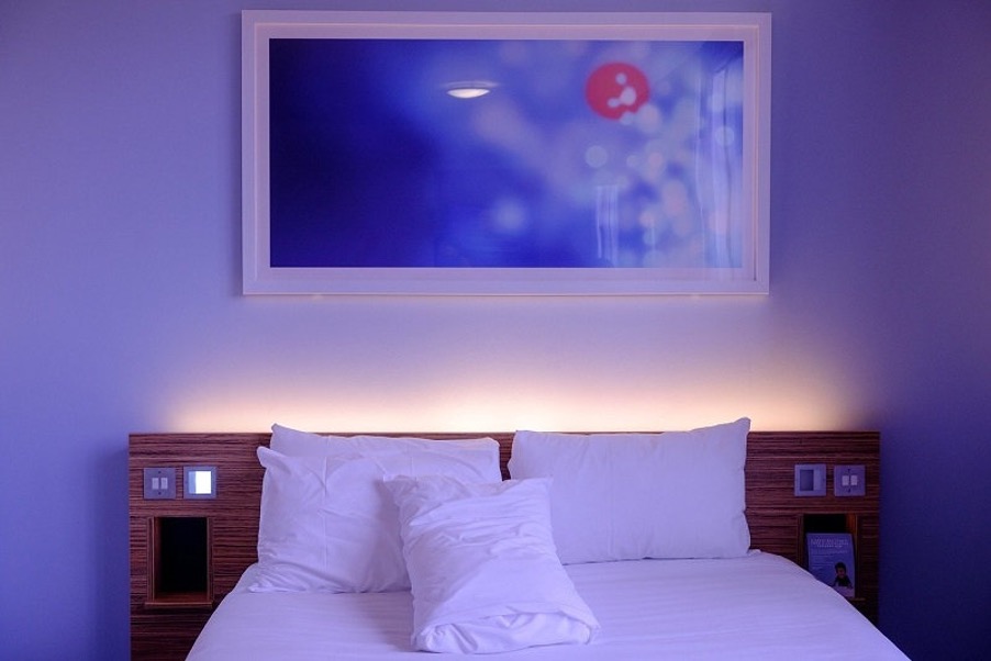 La iluminación en los hoteles son fundamentales para crear un ambiente amigable, al igual que pasa con los textiles, las prendas decorativas tienen que estar a juego con la iluminación y el entorno de ese ambiente.