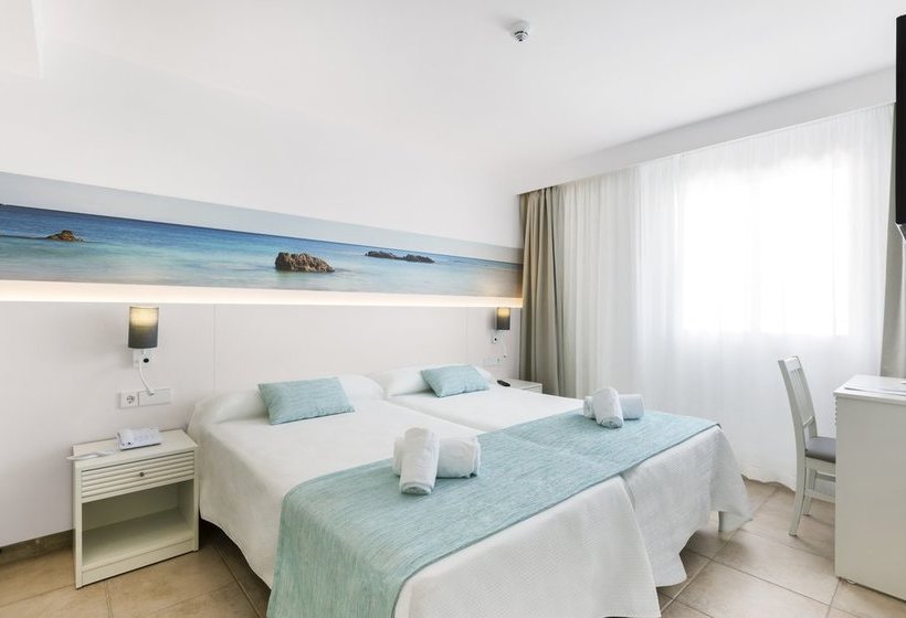 Habitación de hotel equipada correctamente con textiles decorativos sostenibles ahorro de calor por las cortinas oscurantes y los visillos que termo regulan la habitacion
